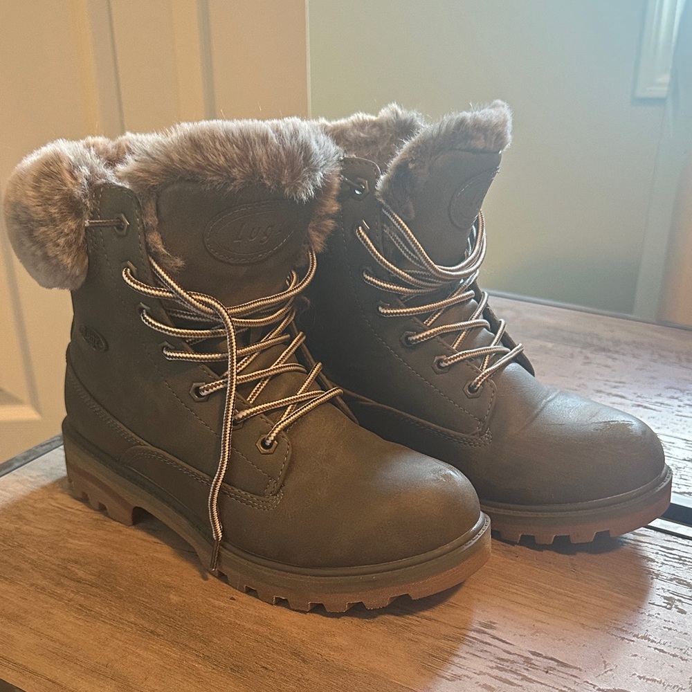 Lugz Women's olive green Winter Boots with Fur Trim
